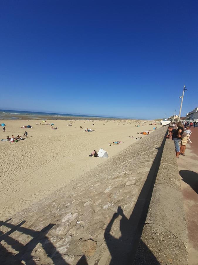 Les Obiones: Beachfront Studio with Sea View in Fort Mahon Plage Exterior photo