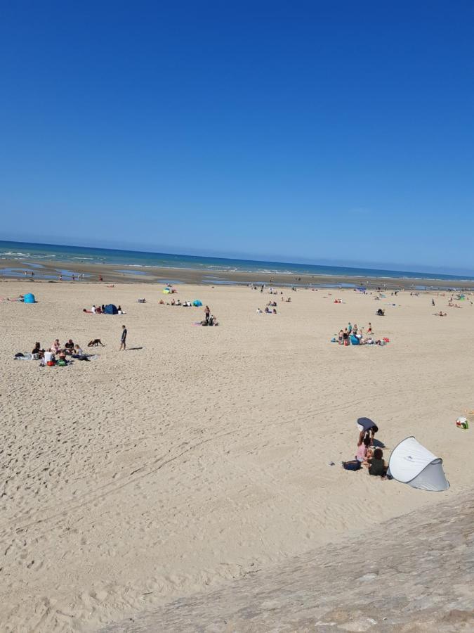 Les Obiones: Beachfront Studio with Sea View in Fort Mahon Plage Exterior photo